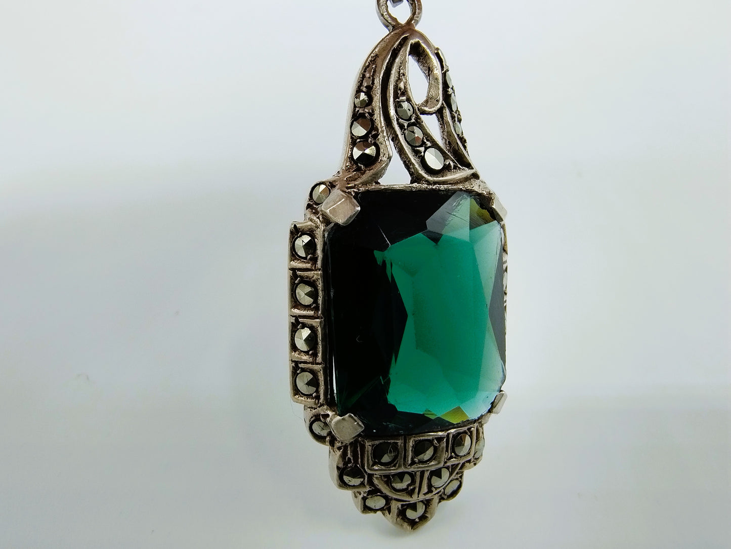 Zilveren art deco hanger bezet met groene steen en markasieten