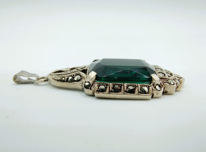 Zilveren art deco hanger bezet met groene steen en markasieten