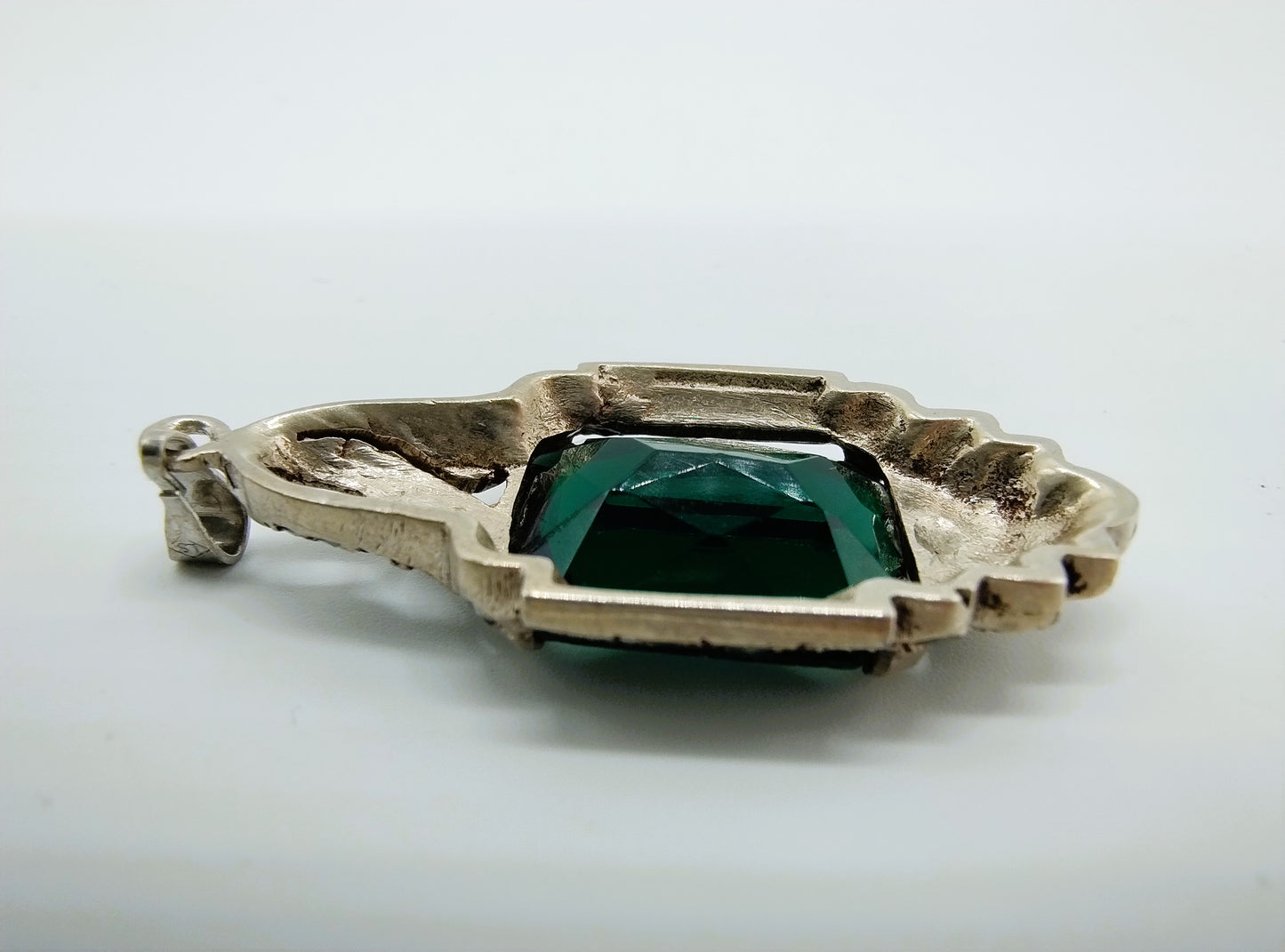 Zilveren art deco hanger bezet met groene steen en markasieten