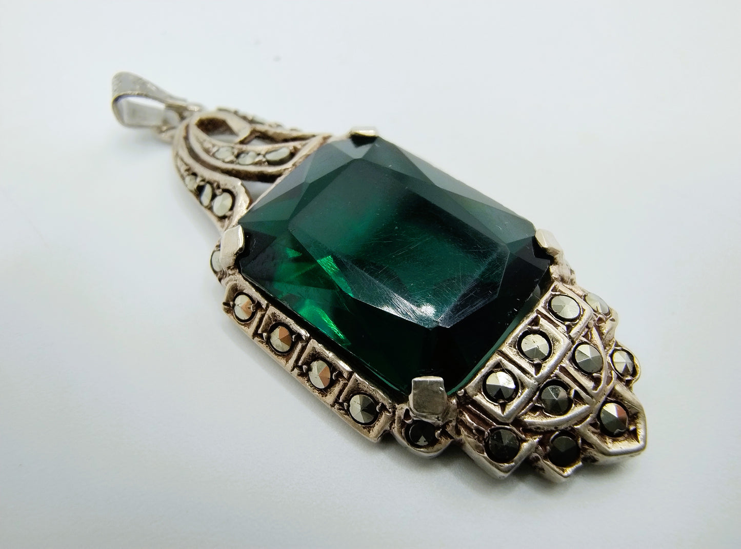 Zilveren art deco hanger bezet met groene steen en markasieten
