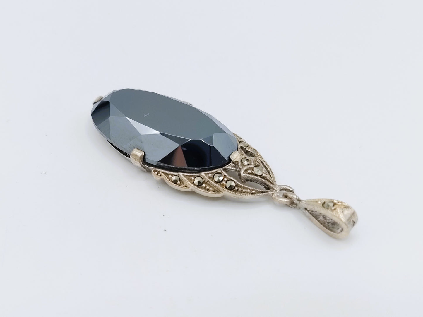 Zilveren art deco hanger bezet met hematiet en markasieten
