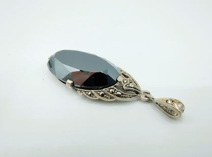 Zilveren art deco hanger bezet met hematiet en markasieten