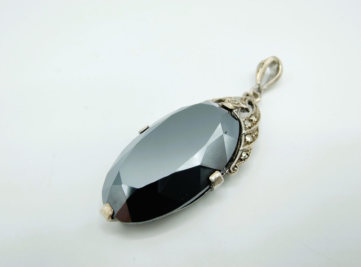 Zilveren art deco hanger bezet met hematiet en markasieten