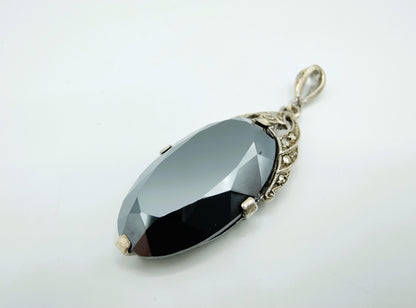 Zilveren art deco hanger bezet met hematiet en markasieten