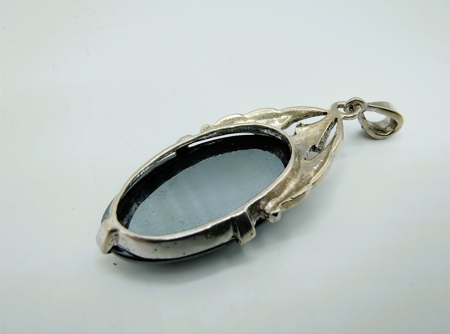Zilveren art deco hanger bezet met hematiet en markasieten