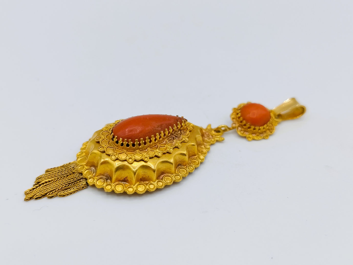 Goldanhänger mit Blutkorallen und Bart, Niederlande, um 1900