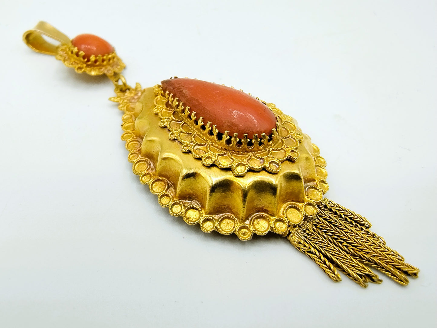 Goldanhänger mit Blutkorallen und Bart, Niederlande, um 1900