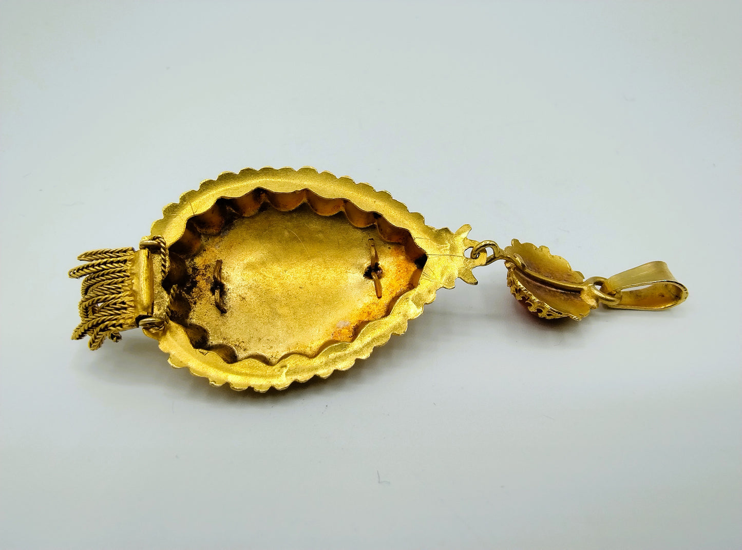 Goldanhänger mit Blutkorallen und Bart, Niederlande, um 1900