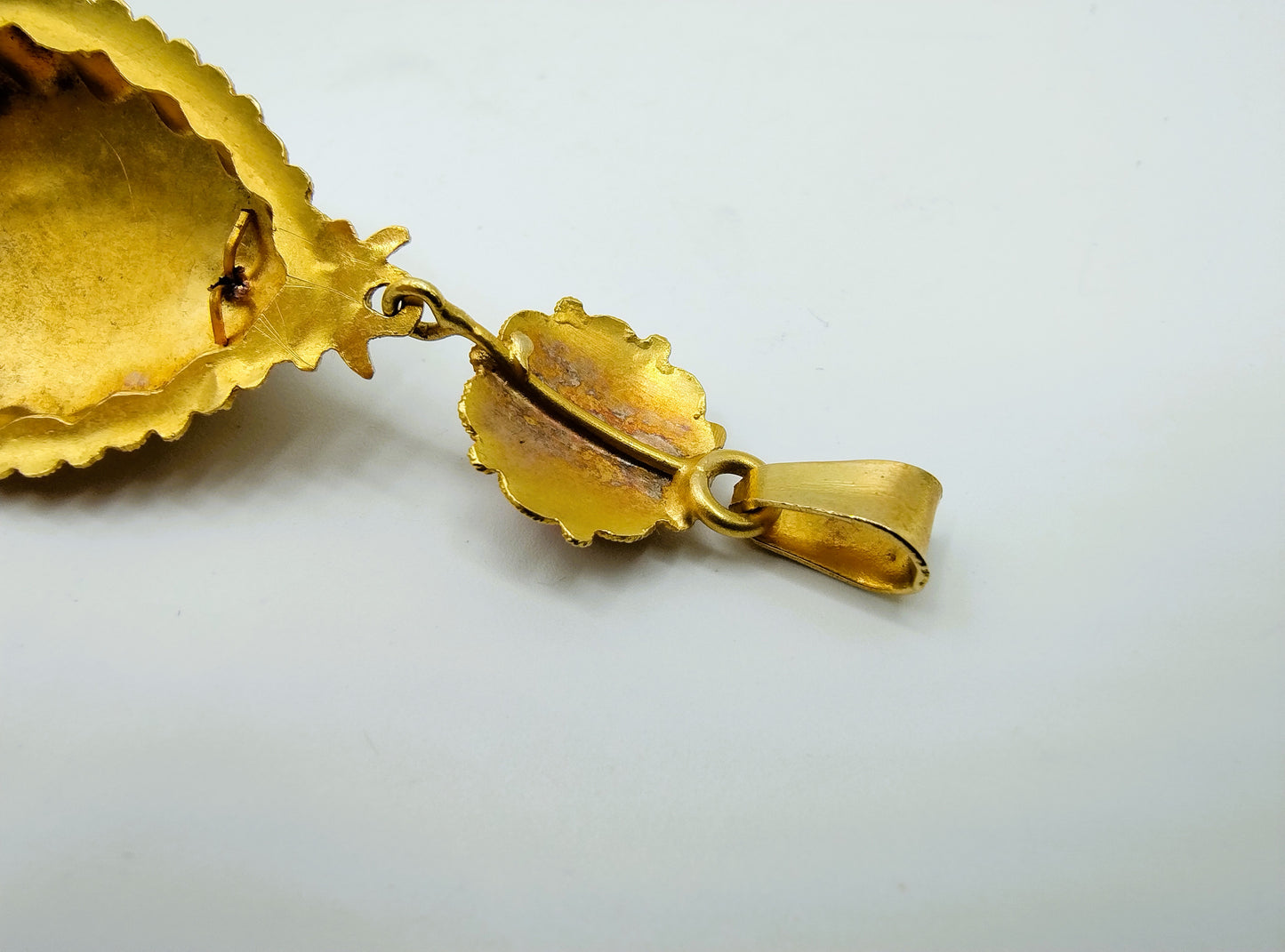 Goldanhänger mit Blutkorallen und Bart, Niederlande, um 1900