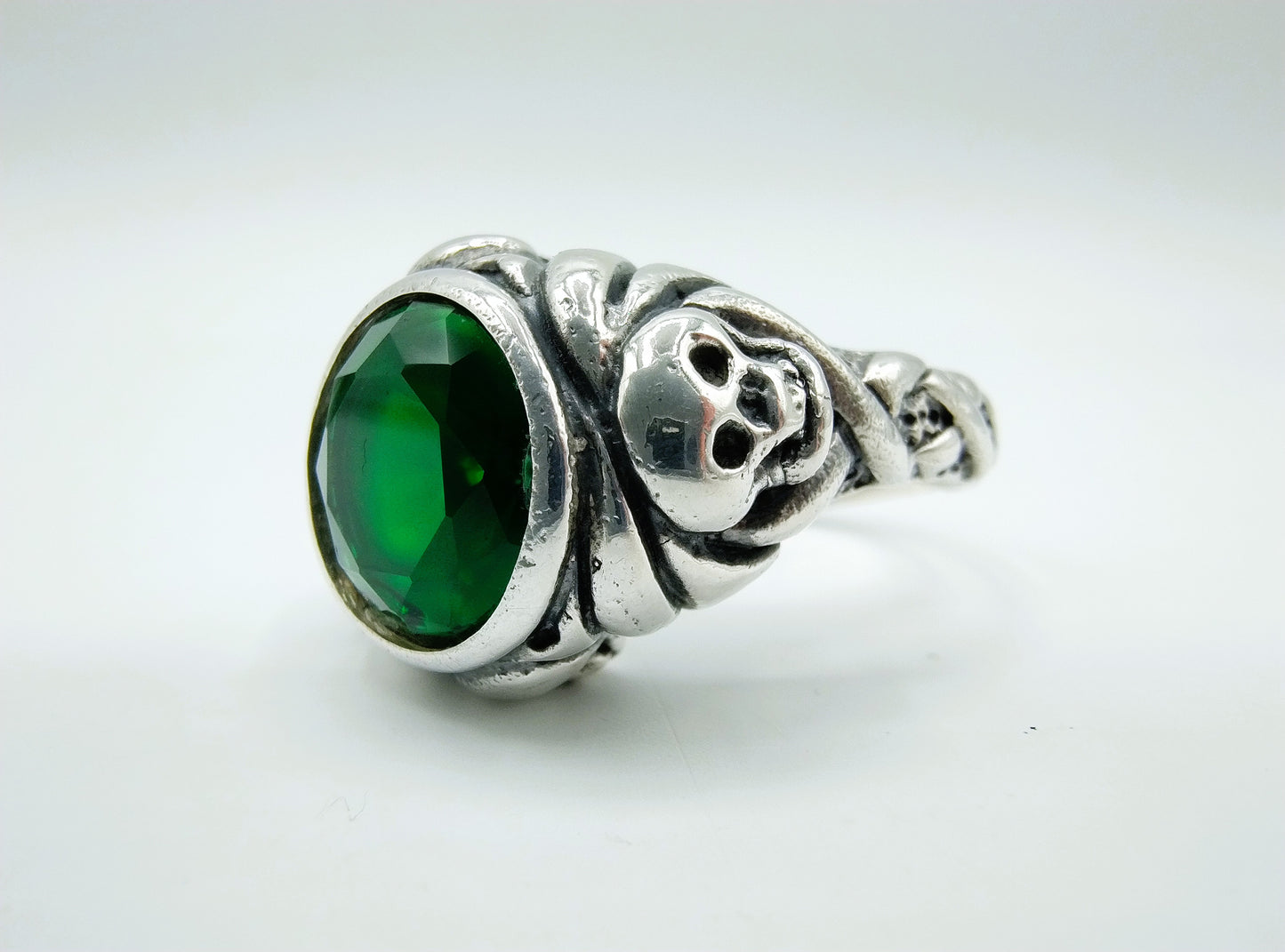 Jack Sparrow skull ring met groene steen, 21 mm