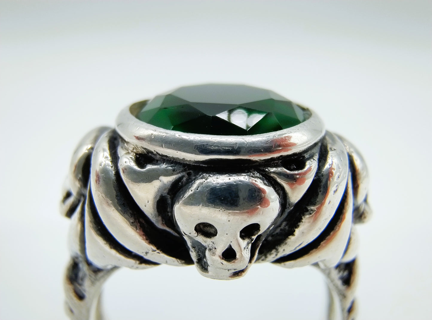 Jack Sparrow skull ring met groene steen, 21 mm