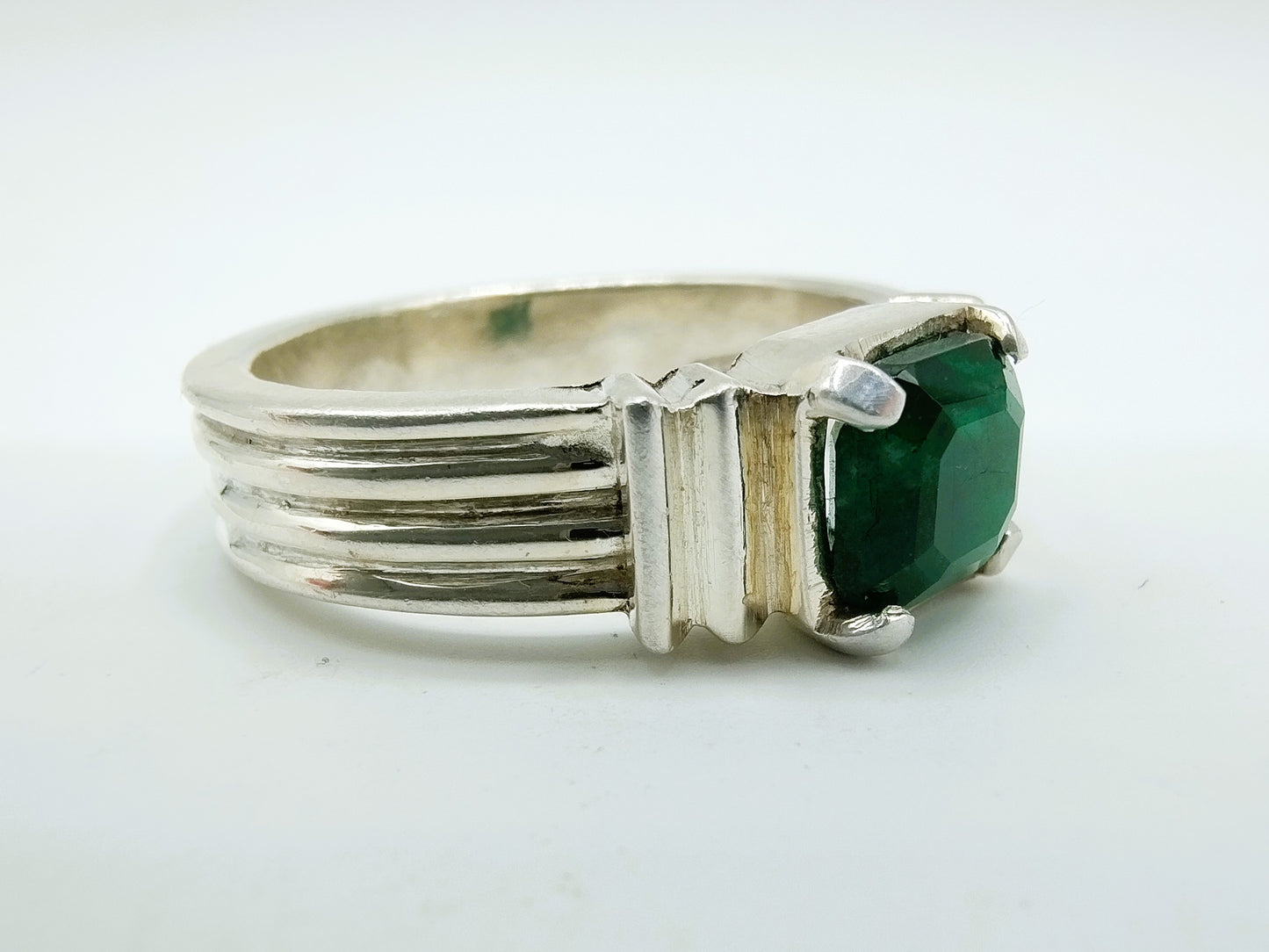 Zilveren herenring met groene steen (smaragd?) 22 mm