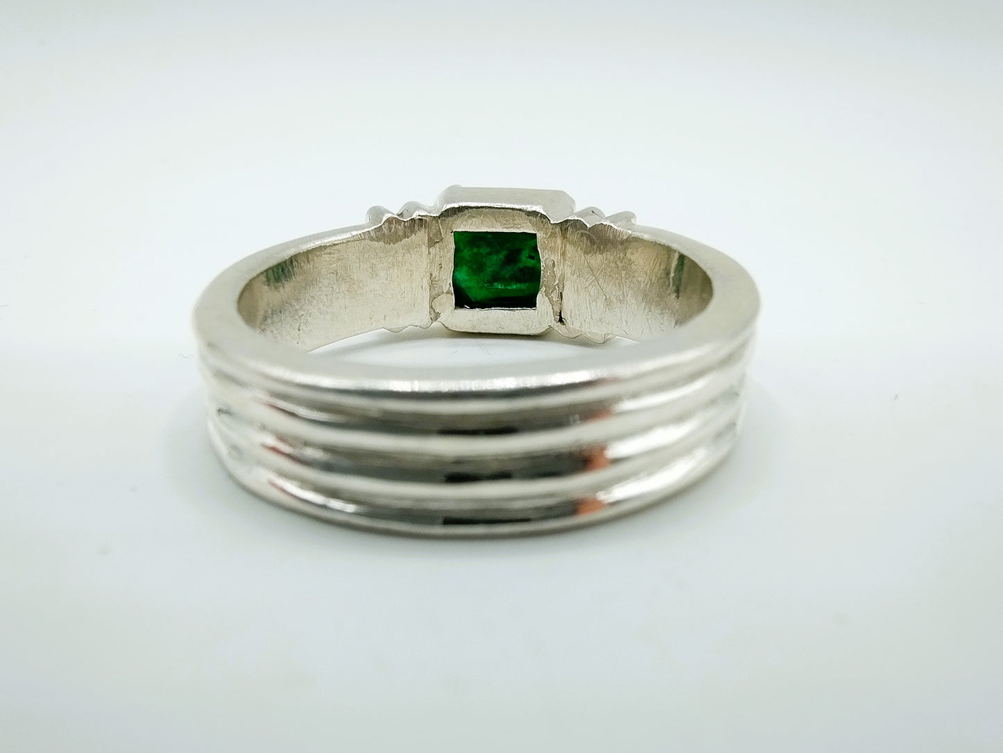 Zilveren herenring met groene steen (smaragd?) 22 mm