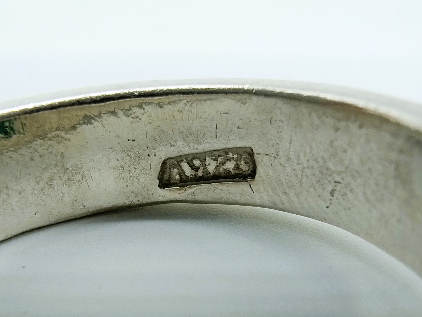 Zilveren herenring met groene steen (smaragd?) 22 mm