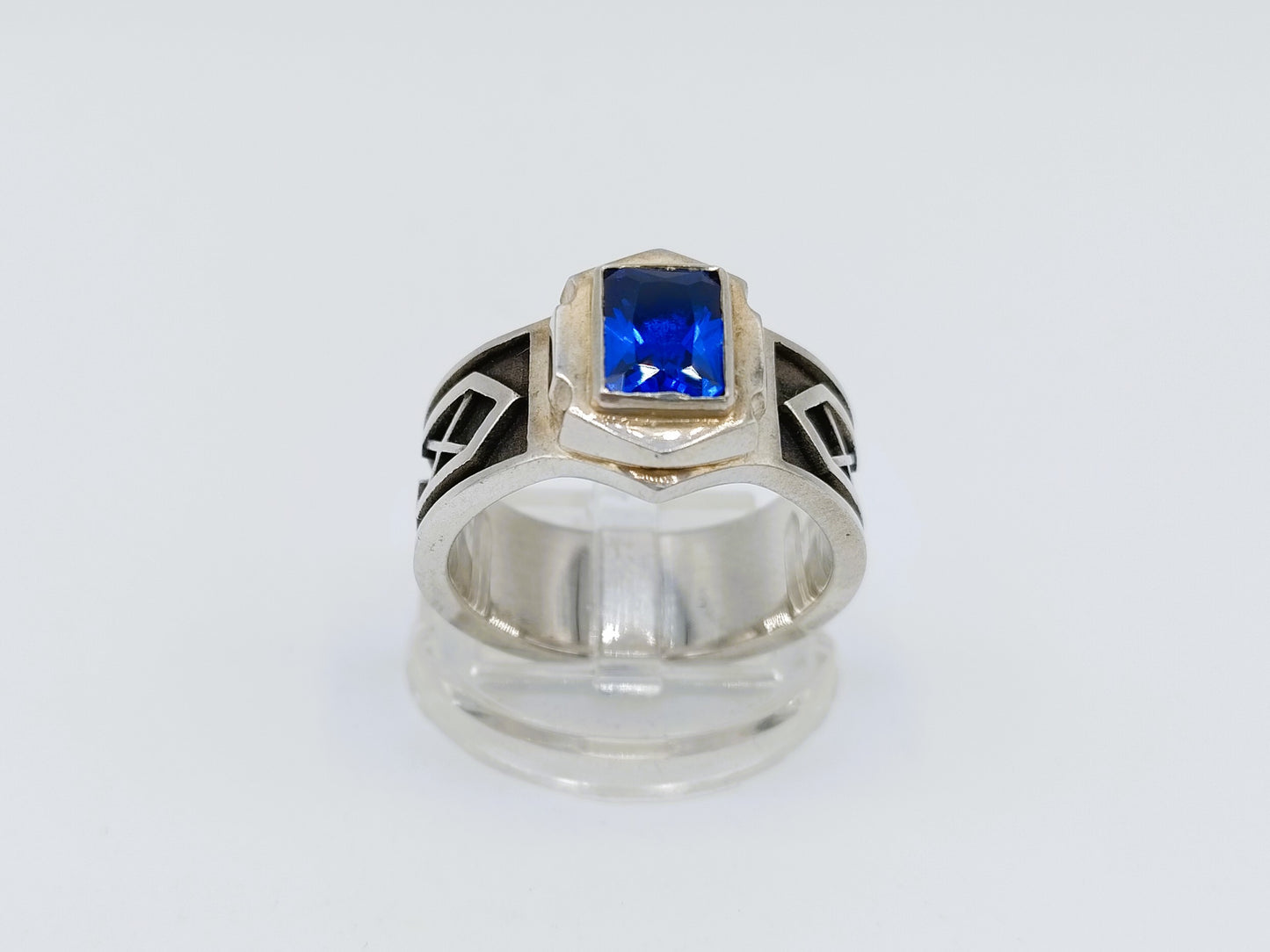 Zilveren dwerg ring met blauwe steen (saffier?), 21 mm