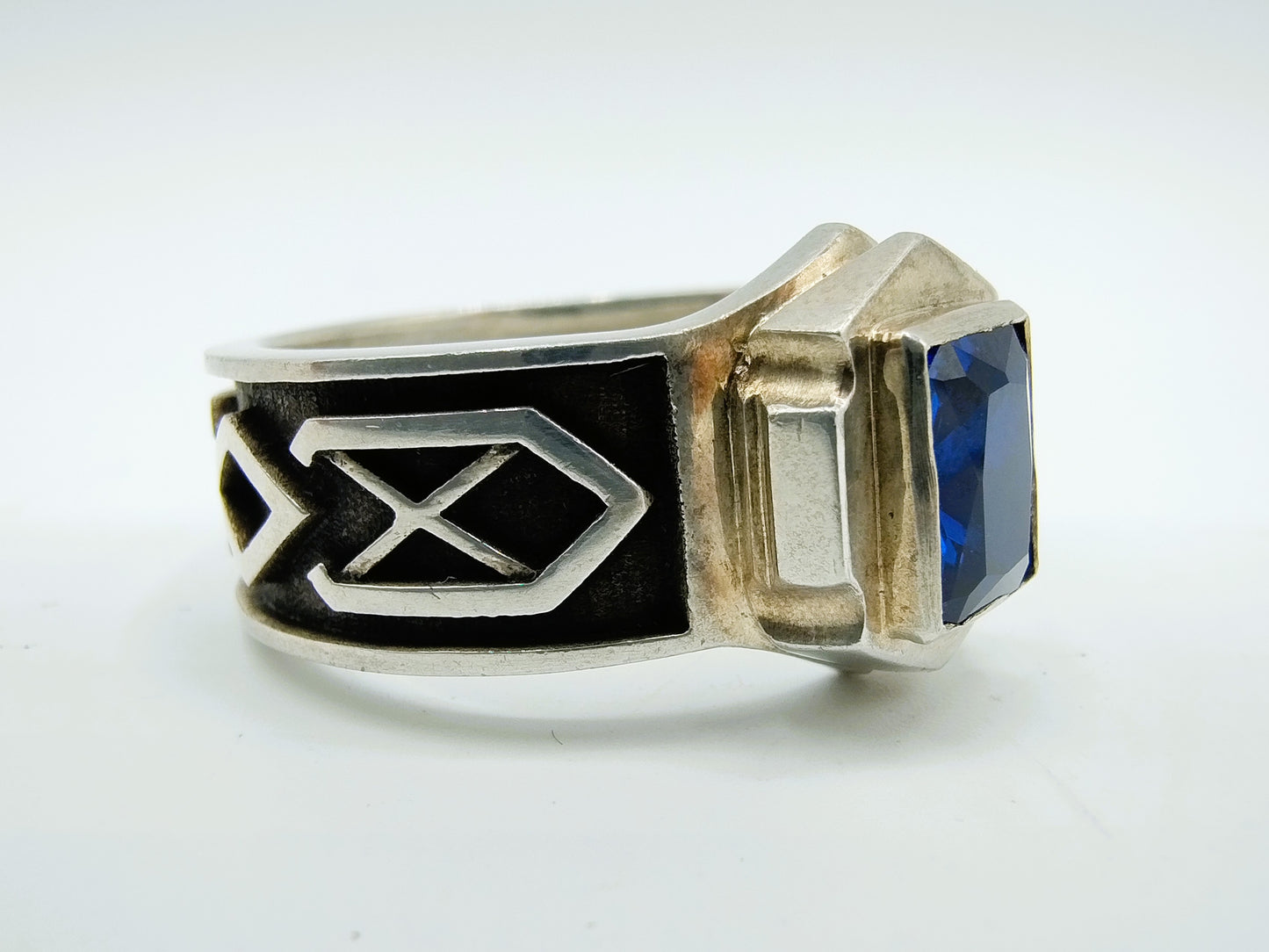 Zilveren dwerg ring met blauwe steen (saffier?), 21 mm