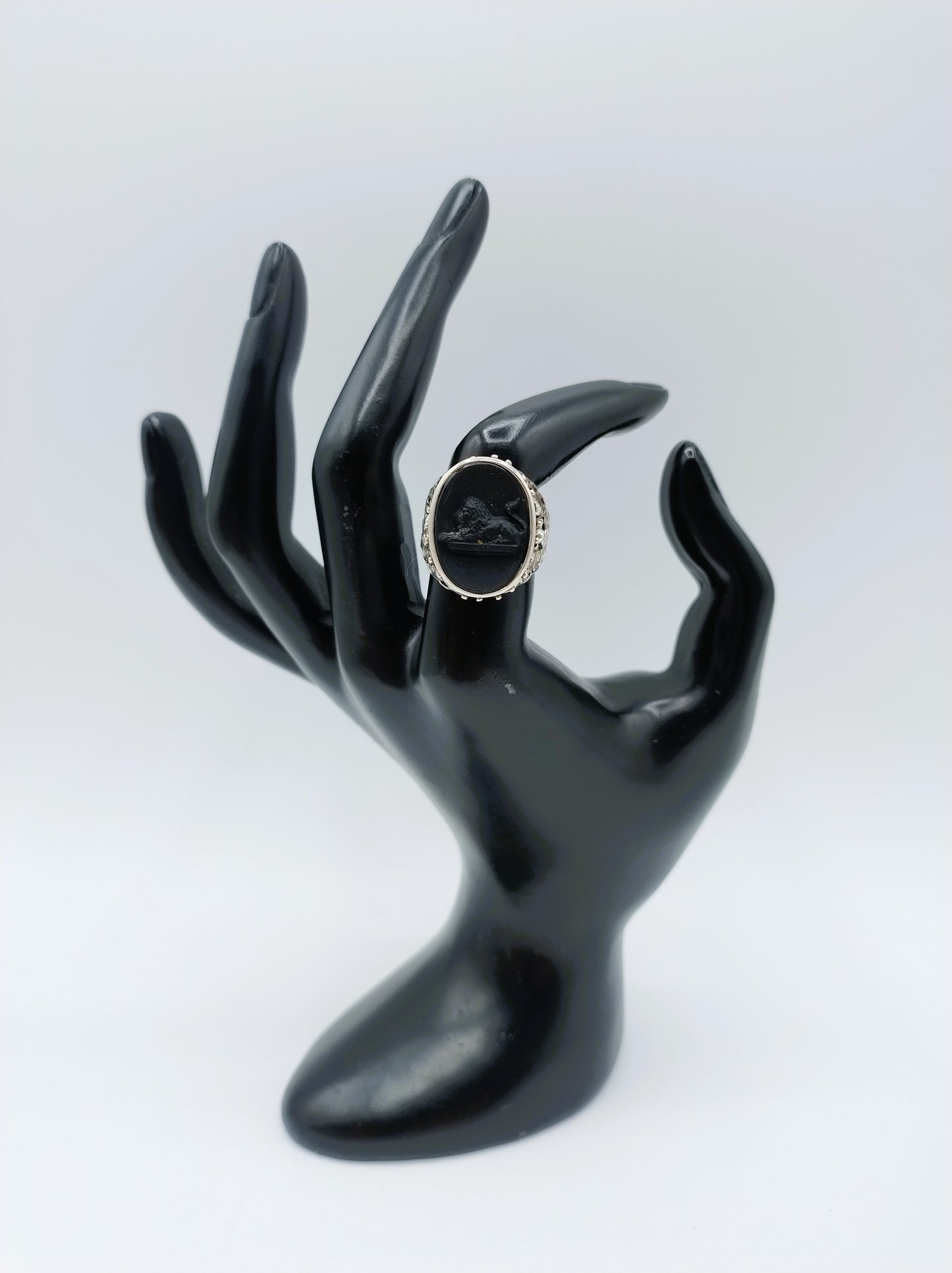 Zilveren trompet ring met leeuw in onyx, 18 mm