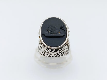 Zilveren trompet ring met leeuw in onyx, 18 mm