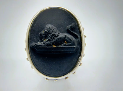 Zilveren trompet ring met leeuw in onyx, 18 mm