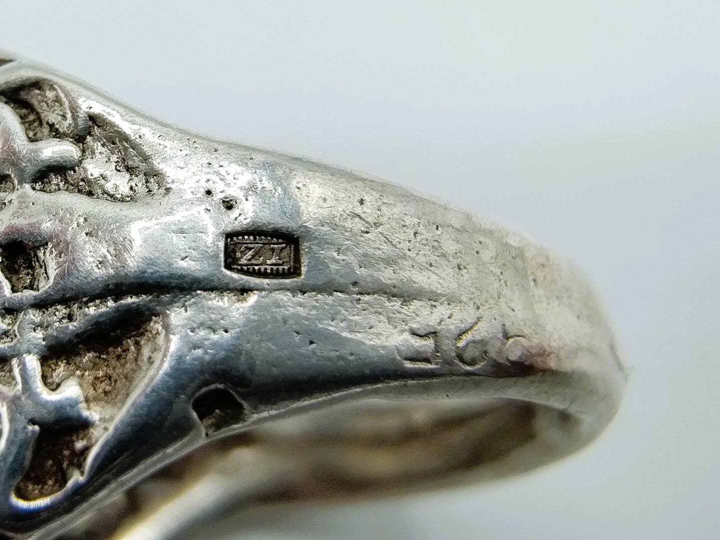 Zilveren trompet ring met leeuw in onyx, 18 mm