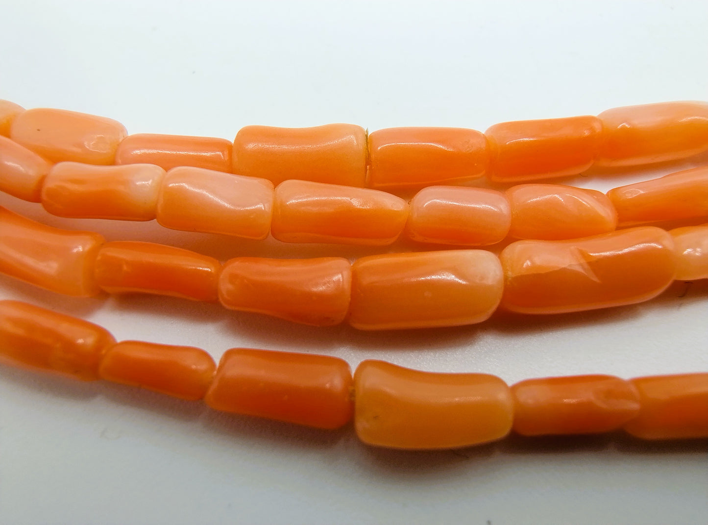 Koraalachtige kralen ketting met zilveren bolslot, 1.83 m (!)