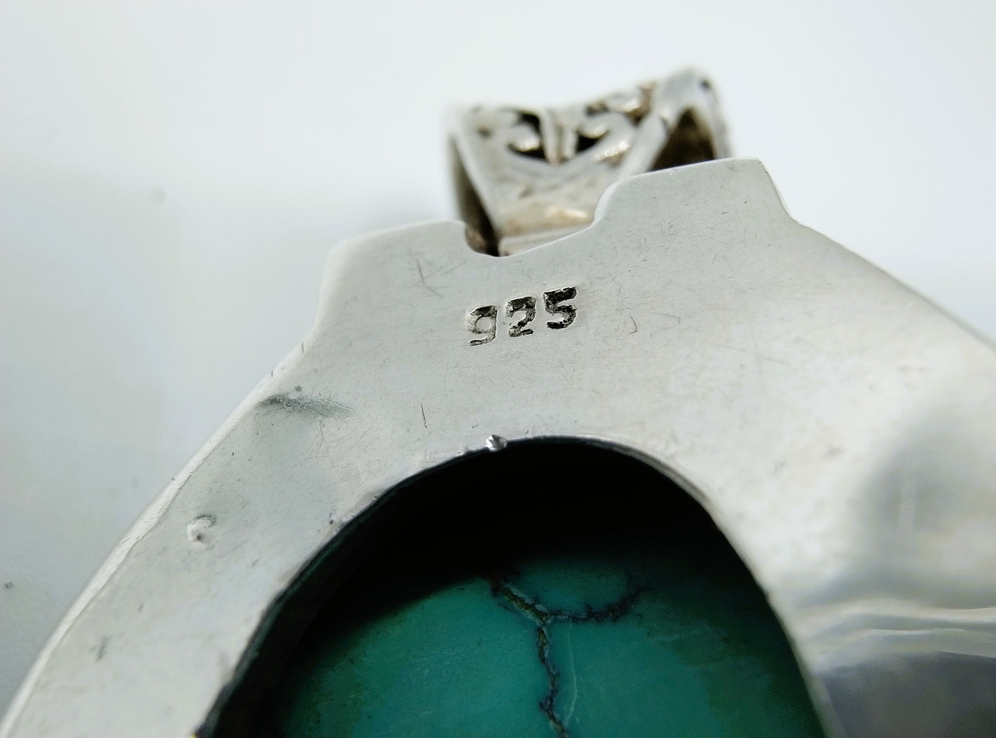 Robuuste zilveren hanger met een grote turkoois