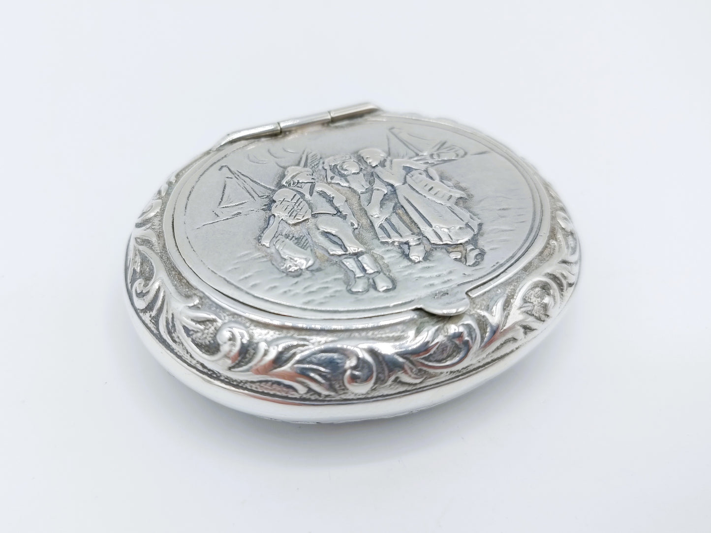 Silver pillbox with fishermen, 835