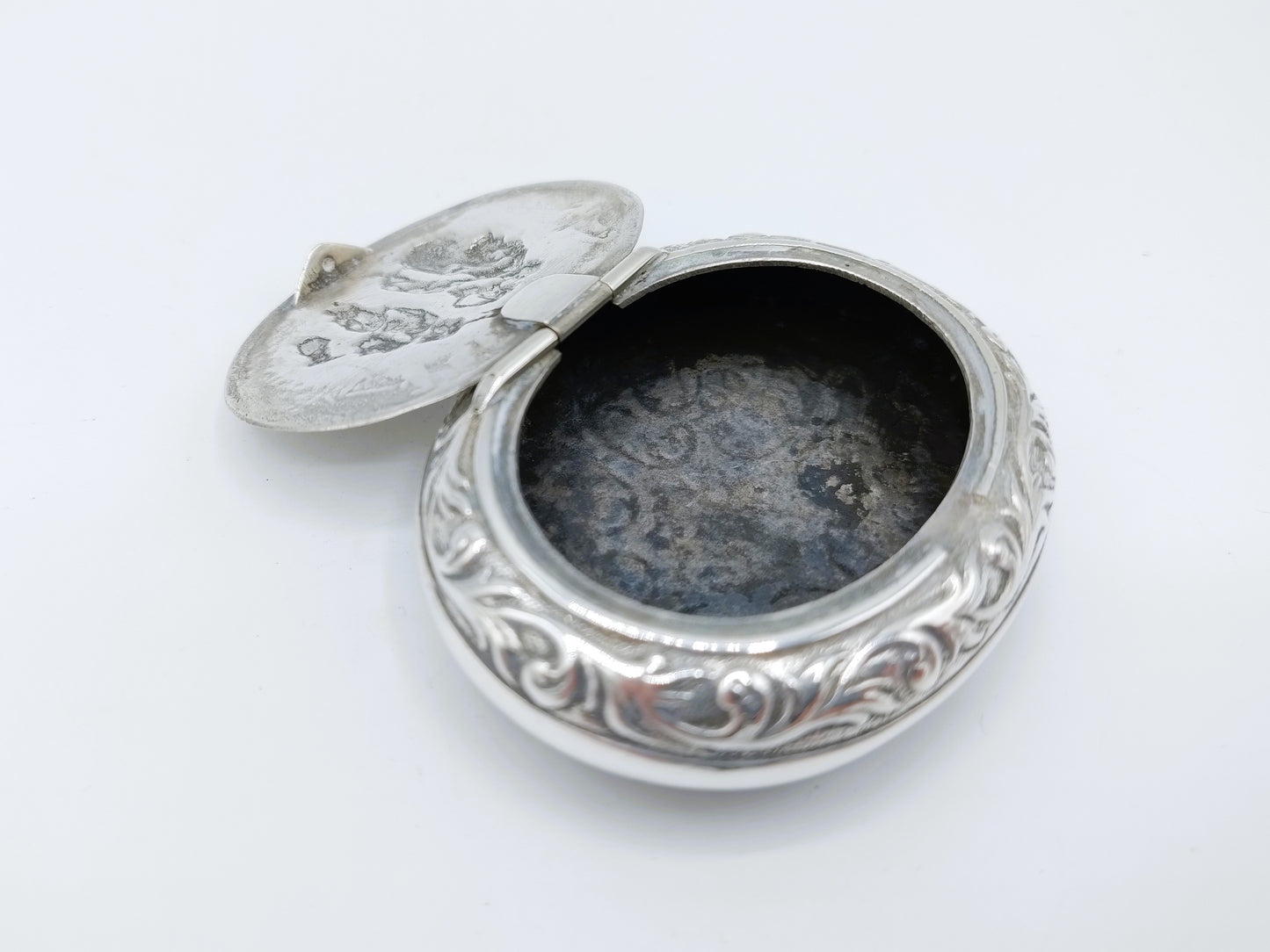 Silver pillbox with fishermen, 835