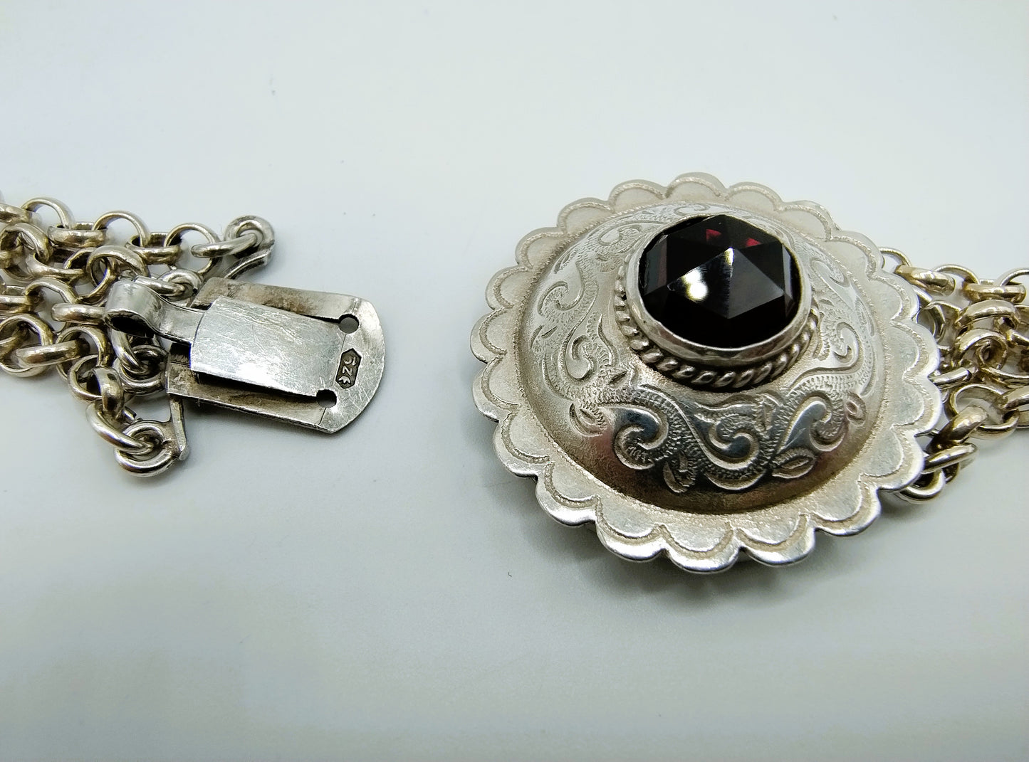 Silver chain with jasseron link on a silver clasp with garnet, 40 cm