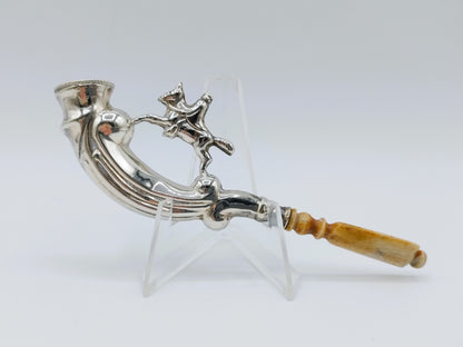 Zilveren bruidegomspijpje met ruiter te paard