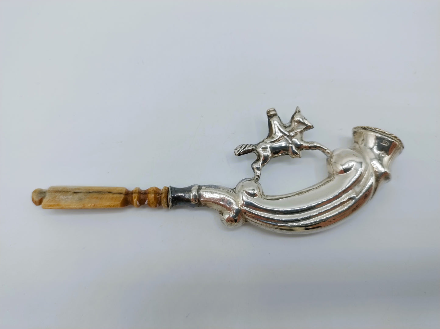 Zilveren bruidegomspijpje met ruiter te paard