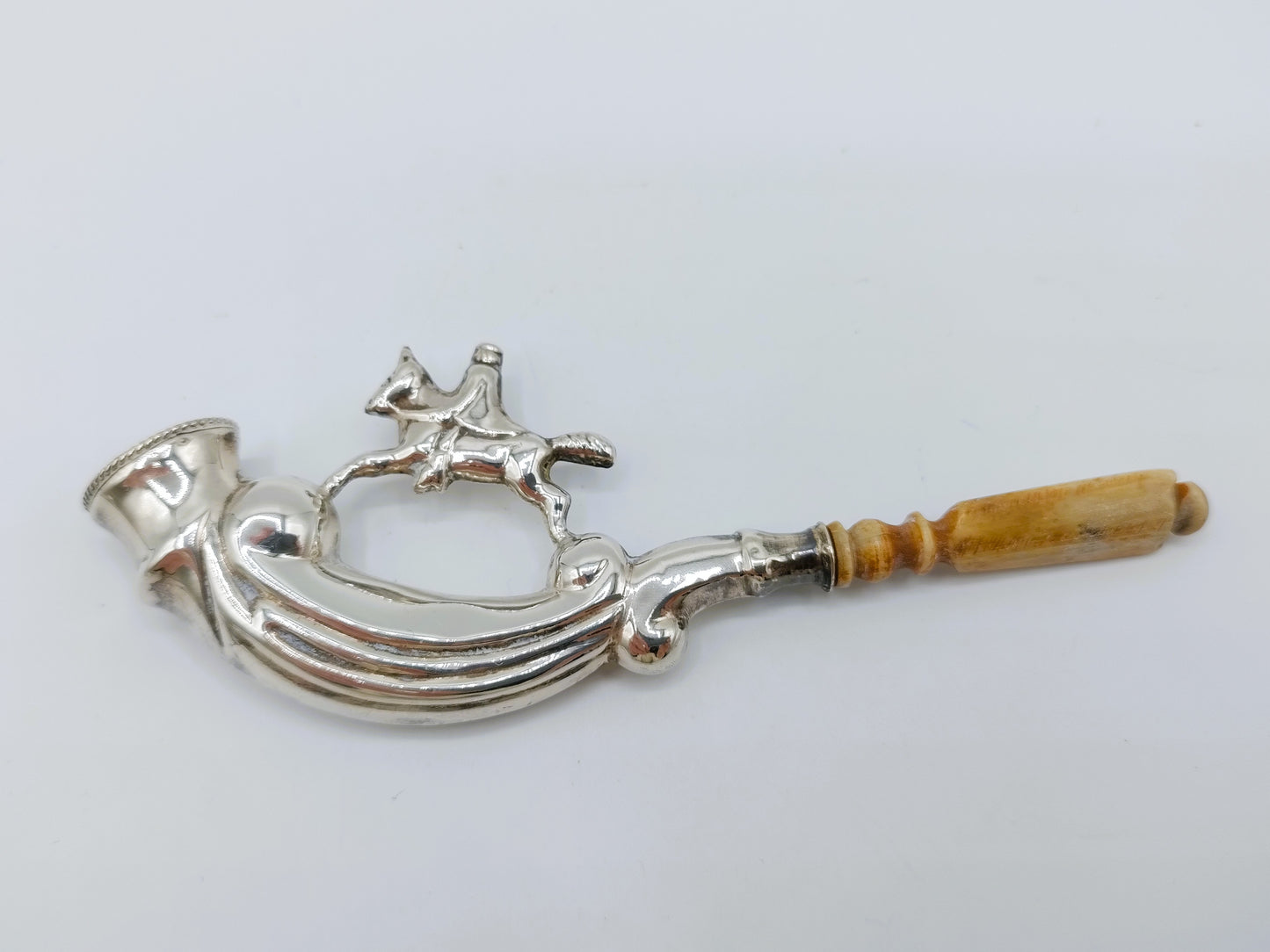 Zilveren bruidegomspijpje met ruiter te paard