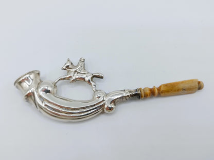 Zilveren bruidegomspijpje met ruiter te paard