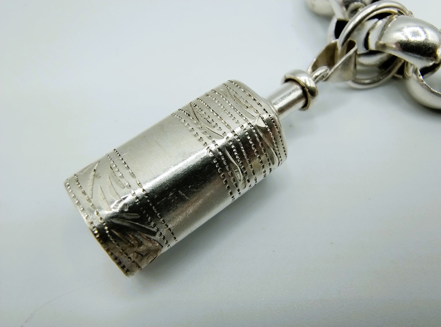 Robuuste armband met jasseron schakel en 3 bedels, 21,5 cm