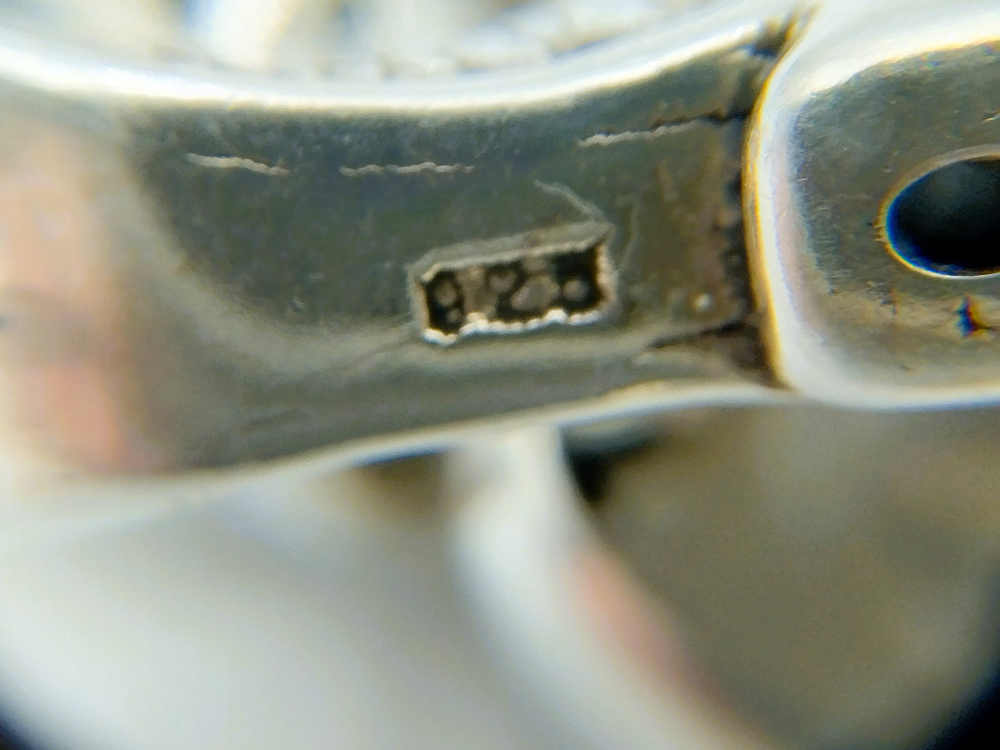 Robuuste armband met jasseron schakel en 3 bedels, 21,5 cm