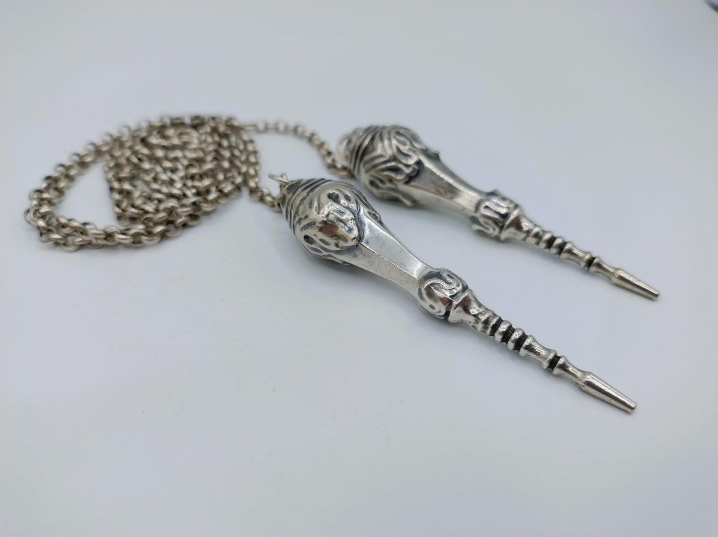 Zilveren jasseronketting met breipendoppen, H. Looren - de Jong, Schoonhoven