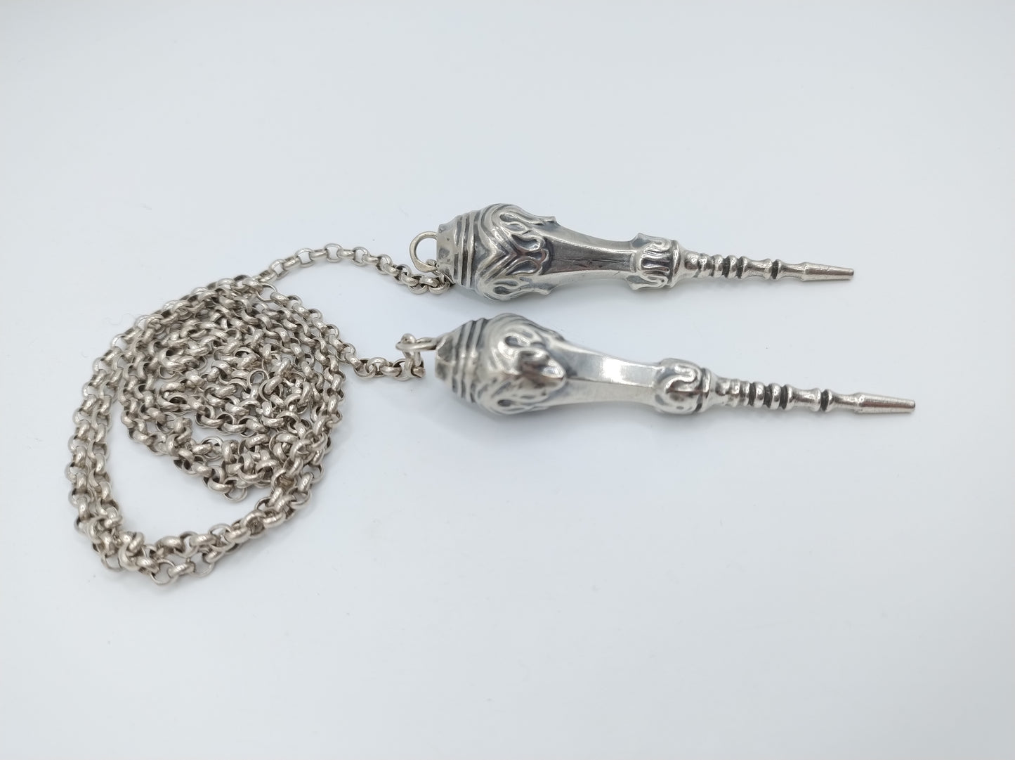 Zilveren jasseronketting met breipendoppen, H. Looren - de Jong, Schoonhoven