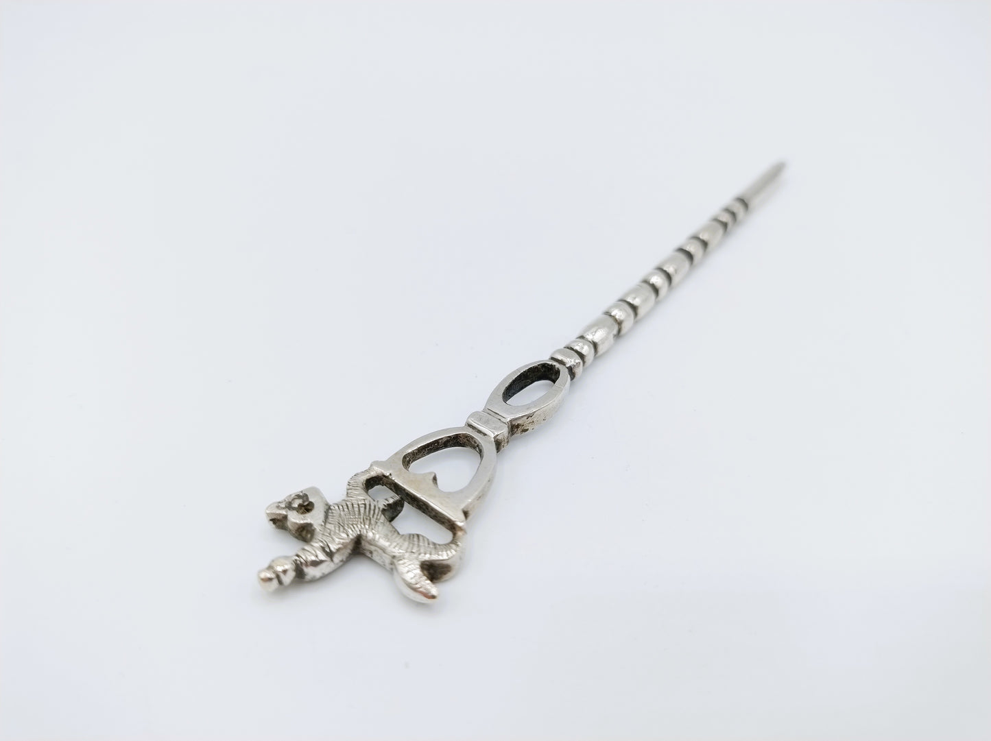 Zilveren pijpenwroeter met ruiter te paard, 19e eeuws