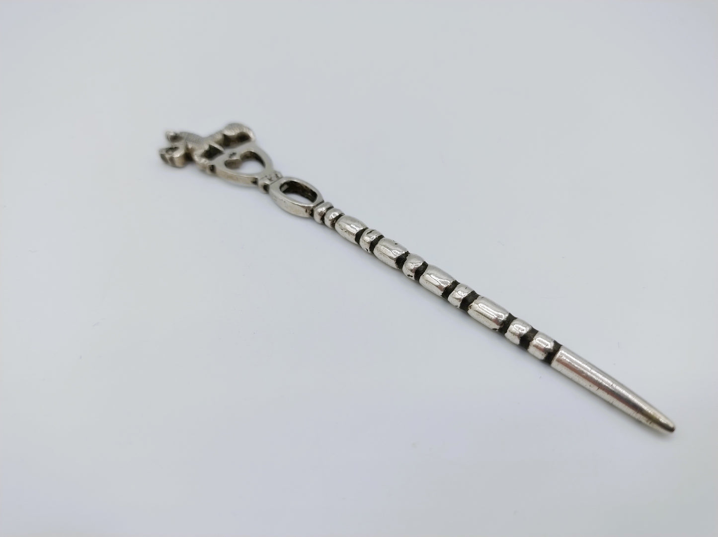 Zilveren pijpenwroeter met ruiter te paard, 19e eeuws