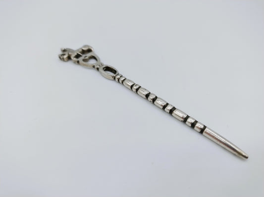 Zilveren pijpenwroeter met ruiter te paard, 19e eeuws