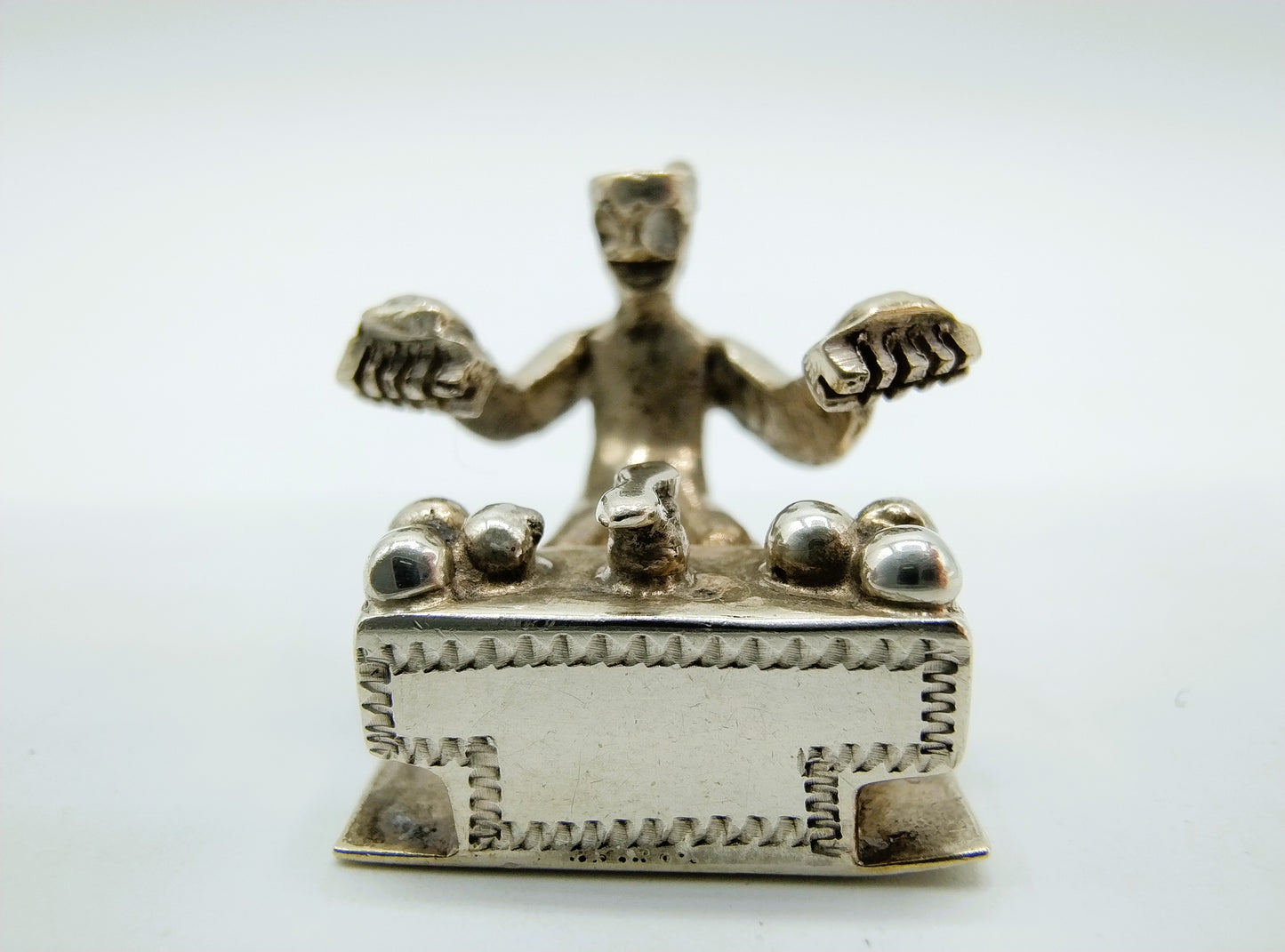 Zilveren miniatuur hanger / bedel, schoenenpoetser