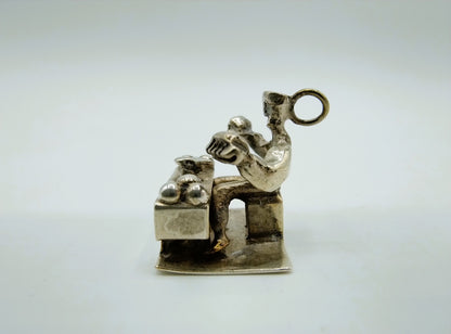 Zilveren miniatuur hanger / bedel, schoenenpoetser