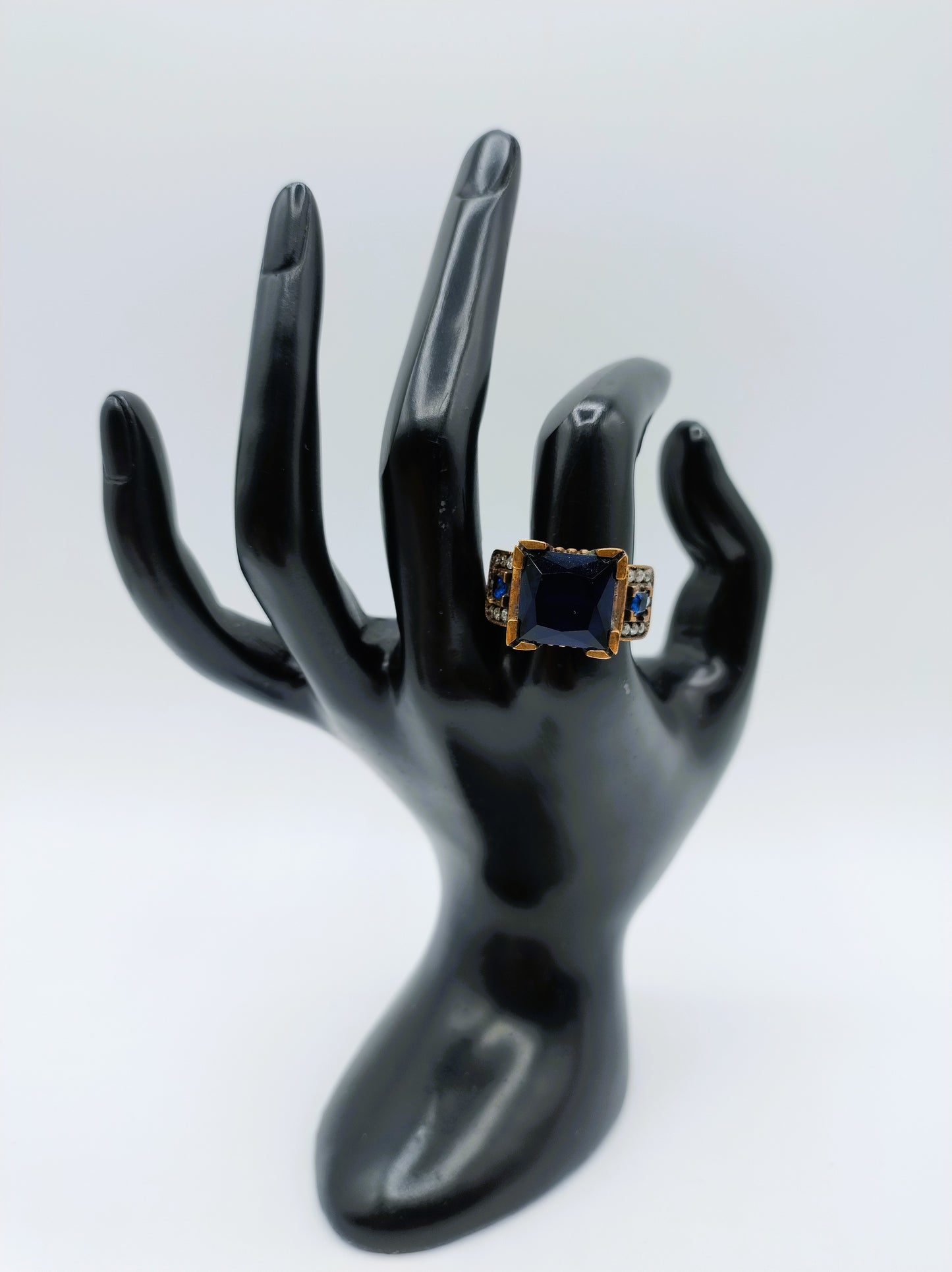 Zilveren heren ring  met saffier en zirkonia, 18 mm, brons