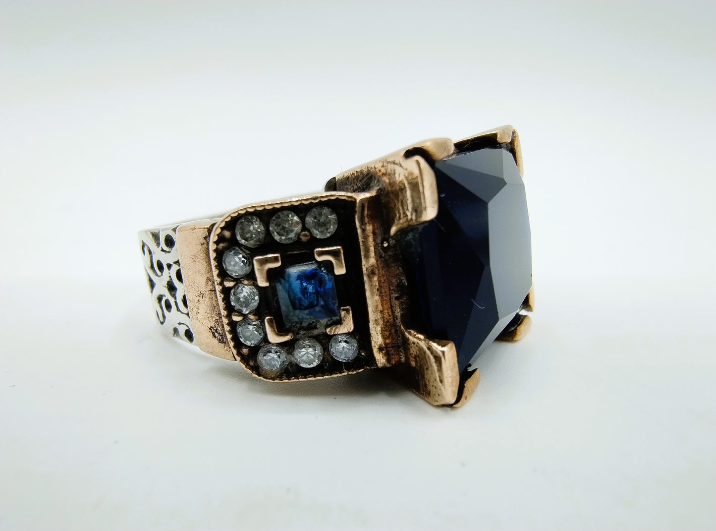 Zilveren heren ring  met saffier en zirkonia, 18 mm, brons