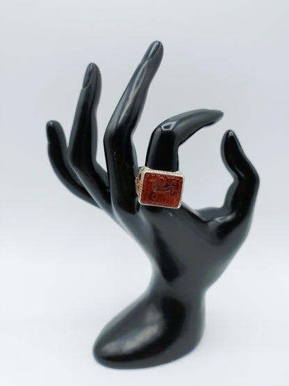 Zilveren intaglio ring met ram in agaat, 19.5 mm