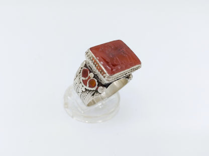 Zilveren intaglio ring met ram in agaat, 19.5 mm