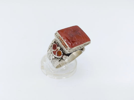 Zilveren intaglio ring met ram in agaat, 19.5 mm