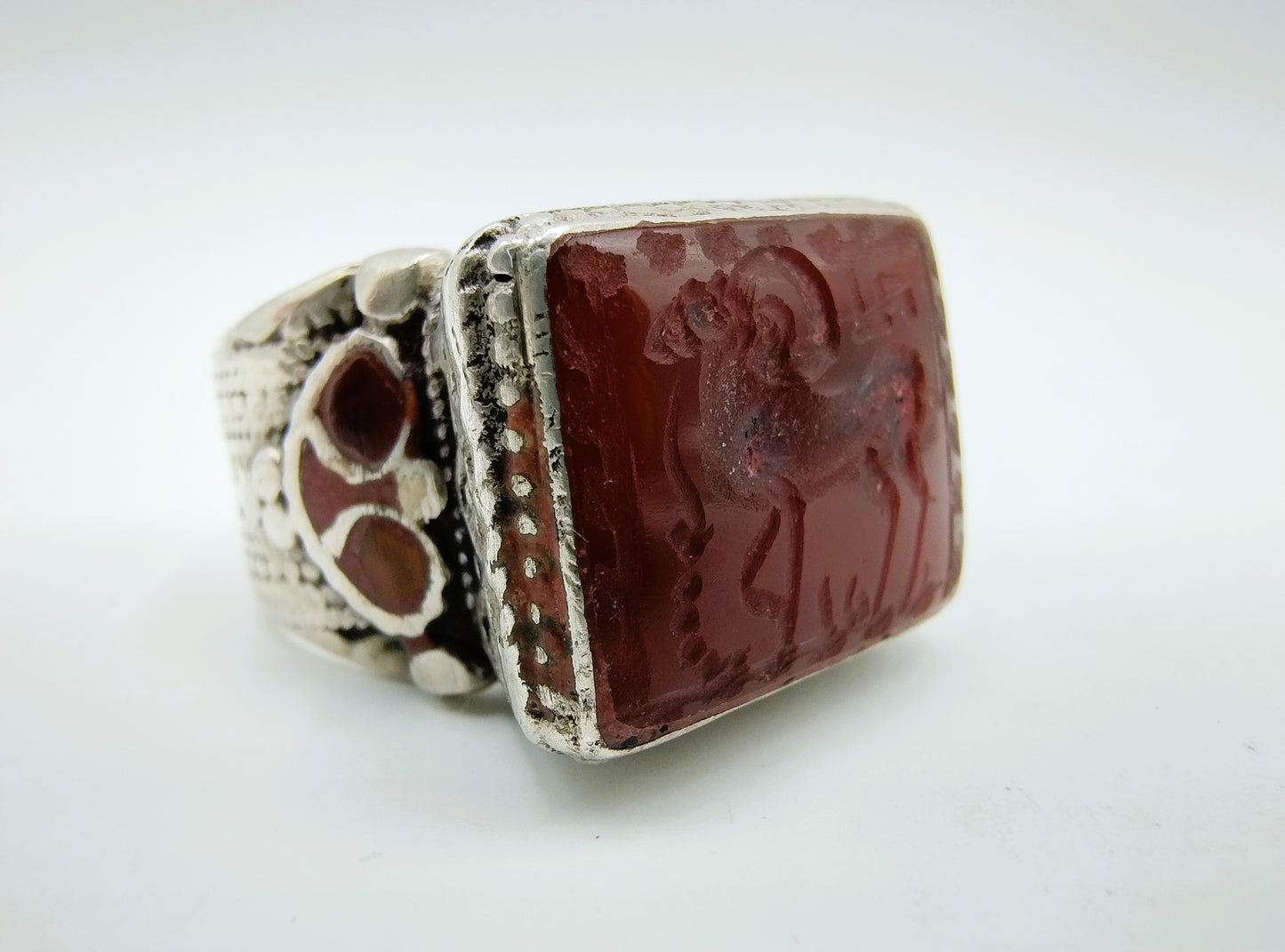 Zilveren intaglio ring met ram in agaat, 19.5 mm