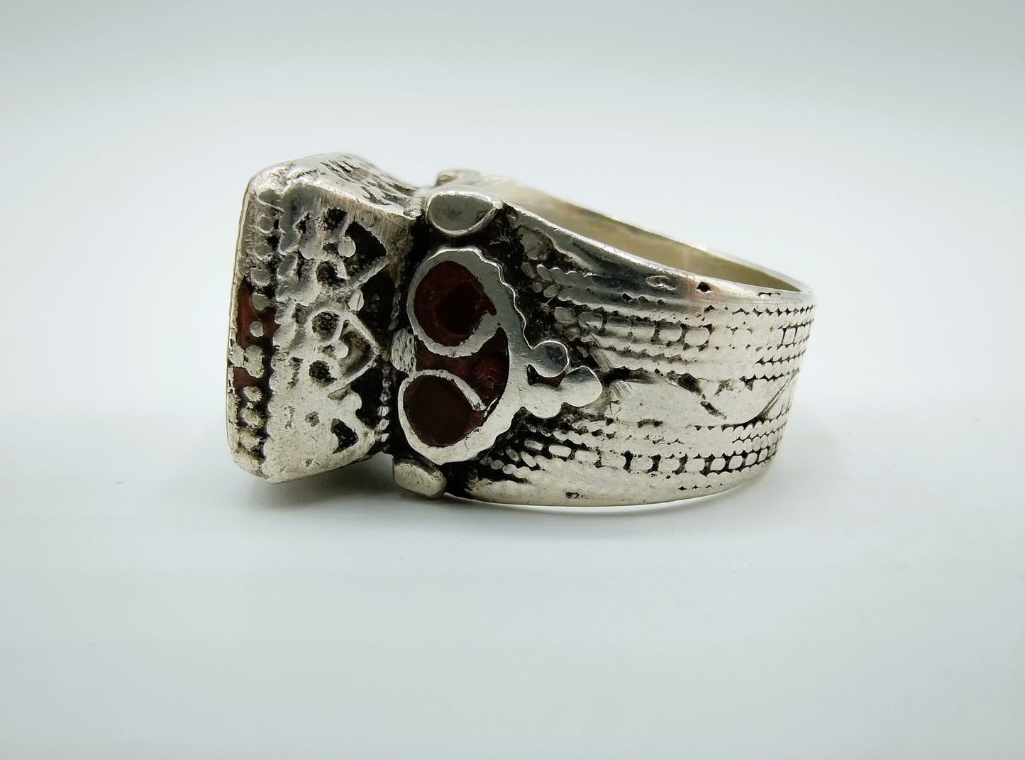 Zilveren intaglio ring met ram in agaat, 19.5 mm