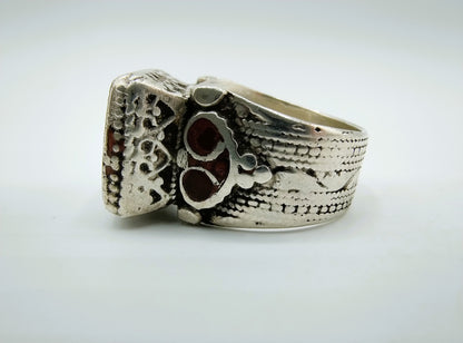 Zilveren intaglio ring met ram in agaat, 19.5 mm